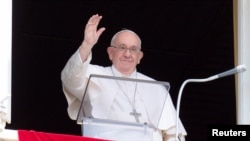 El papa Francisco saluda a los fieles en la Plaza de San Pedro del Vaticano el 23 de abril de 2023.