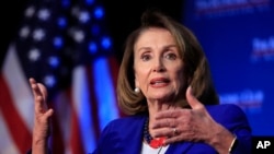 La presidenta de la Cámara de Representantes, Nancy Pelosi, de California, habla en un almuerzo del Club Económico de Washington en el viernes 8 de marzo, en Washington.