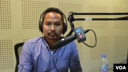 Dy Thehoya, program officer of center for alliance of labor and human rights, discusses ways to prevent exploitation and abuses of Cambodian migrant workers in Qatar, during a call-in show Hello VOA, on Thursday, March 23, 2017. (Lim Sothy/VOA Khmer)