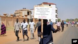 Seorang demonstran memegang poster dalam demonstrasi memprotes embargo senjata oleh AS terhadap Sudan Selatan, di Juba, Sudan Selatan, 6 Februari 2018. 