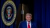 El presidente Donald Trump entra a la sala de prensa de la Casa Blanca para una conferencia de prensa sobre la pandemia del coronavirus, el 8 de diciembre de 2020.