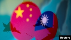 资料照：图片显示中国国旗和台湾旗帜与军机（路透社）