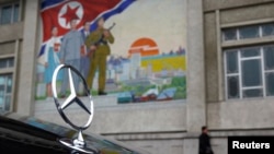 북한 평양 거리에 세워져 있는 독일산 벤츠 승용차. (자료사진)