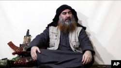 Esta imagen tomada de un video en un portal de militantes el lunes 29 de abril de 2019, presuntamente muestra al líder de ISIS Abu Bakr al-Baghdadi, siendo entrevistado por Al-Furqan un medio militante. Es su primer video desde junio de 2014.