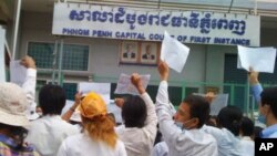More than 100 people Boeung Kak lake residents showed up in front of the Phnom Penh Municipal Court to demonstrate.