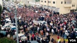 En Siria volvieron a registrarse disparos en el poblado de Dará, en el segundo día de un sitio militar para aplastar las manifestaciones pro democracia.