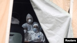 Priština, medicinsko osoblje u zaštitinim odelima u šatoru sa pacijentima obolelim od koronavirusa (Foto: Reuters) 