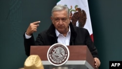  El presidente Andrés Manuel López Obrador, durante una reunión en el Palacio Nacional, el 26 de septiembre 2020, con familiares de los 43 estudiantes de la escuela de formación docente de Ayotzinapa que desaparecieron en septiembre de 2014.