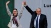En esta imagen de archivo, el presidente de México, Andrés Manuel López Obrador (derecha), y la entonces alcaldesa de la Ciudad de México, Claudia Sheinbaum, saludan a sus partidarios en un mitin en la principal plaza de la capital, el Zócalo, el 1 de julio de 2019.