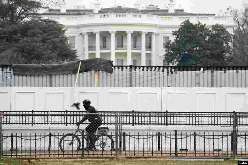Una valla de seguridad también rodea la Casa Blanca. 11 de enero de 2021.