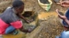 Un mineur nettoie de l'étain avant d'être pesé, et ensuite préparé à être transporté rprès d'une grande ville où le minerai sera exporté à Kalimbi depuis la mine d'étain de Nyabibwe, RDC.