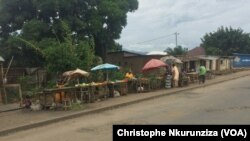 Quelques commerçants bravent la peur sur l’artère principale qui sépare les quartiers Cibitoke et Mutakura de la zone de Cibitoke à Bujumbura, Burundi. Un an jour pour jour, la crise au Burundi s'était déclenchée avec l'annonce dela candidature du Présid