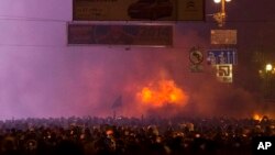 Aksi unjuk rasa anti pemerintah berakhir dengan bentrokan dengan polisi anti hura-hara di Kyiv, Minggu malam (19/1). 