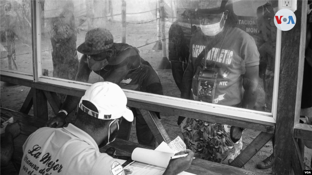La capacidad de transporte marítimo en esta región es limitada. La única empresa habilitada no puede satisfacer la demanda de boletos que se necesitan para transportar a los migrantes.