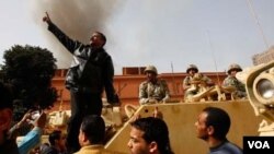 Al promediar la mañana en El Cairo, los manifestantes ya se estaban reuniendo bajo la vigilancia del ejército que se comprometió a no usar la fuerza.