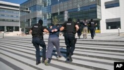 Polisi Kosovo menahan dua orang tersangka teroris dalam penggerebekan di ibukota Pristina Juli lalu (foto: dok).