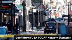 Krhotine na ulici Bourbon nakon što je kamionet naletio na veliku gužvu u francuskoj četvrti New Orleansa, Louisiana, 1. januara 2025. (Geoff Burke/USA TODAY Network preko Reutersa)
