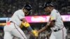 Ronald Acuña Jr., pelotero venezolano de los Bravos de Atlanta, celebra tras batear un jonrón con las bases llenas ante los Dodgers de Los Angeles, la noche del jueves.