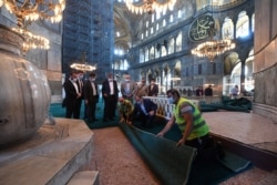 El jefe de la Dirección de Asuntos Religiosos de Turquía, Alí Erbas, durante una visita a Hagia Sophia en Estambul, el 22 de julio de 2020.