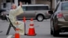 Pastor Brian Mahoney melayani jemaatnya secara "drive thru" di lapangan parkir gerejanya di gereja Katholik St. Mary, Chelmsford, Massachusetts, AS (foto: ilustrasi). 