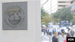 Logo del Fondo Monetario Internacional (FMI) sobre un muro.
