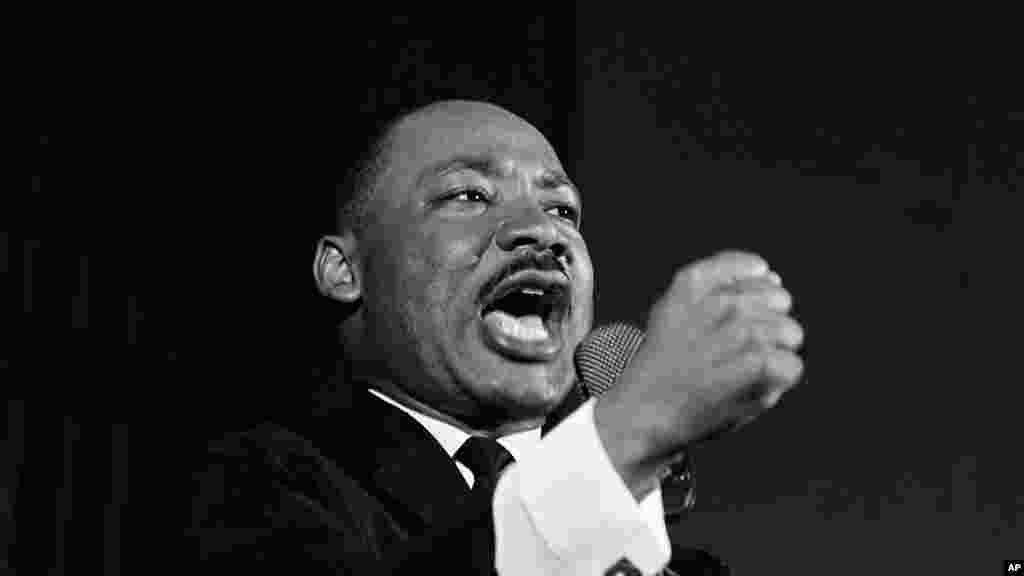 1965 - Martin Luther King, Jr. a lokacin da yake jawabi a garin Selma, Jihar Alabama ran 12 Fabrairu, 1965. King yayi gwagwarmaya da jami'in tsaro na Selma, watau Sherrif, Jim Clark, game da batun 'yancin jefa kuri'a da rajistar bakake a zaman masu jefa kuri'a a Selma.