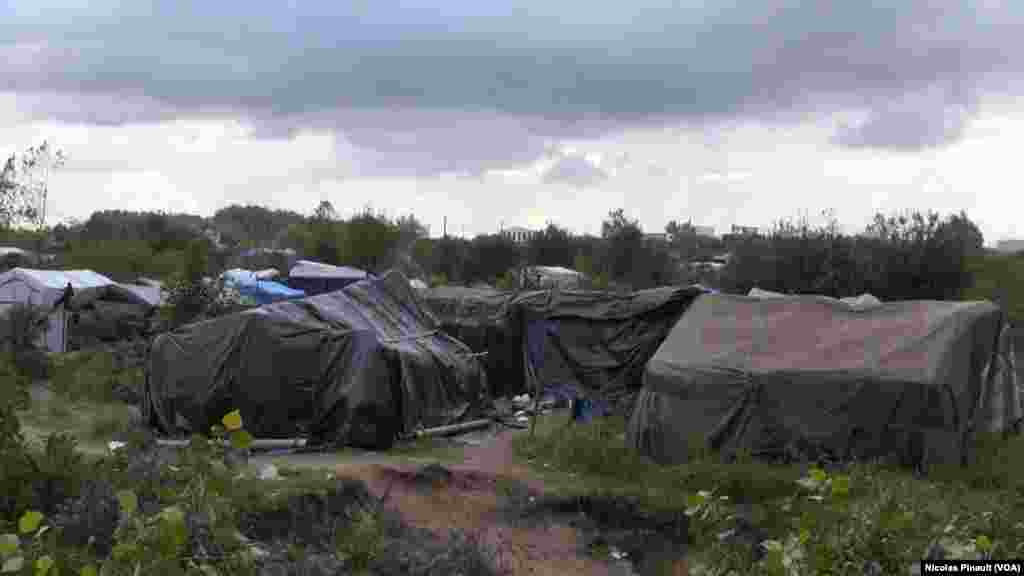 The "jungle" in Calais, France (Nicolas Pinault/VOA)