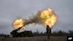 Soldados ucranianos disparan un obús CAESAR de fabricación francesa hacia posiciones rusas, el lunes 26 de diciembre de 2022, cerca de Avdiivka, región de Donetsk, Ucrania. 