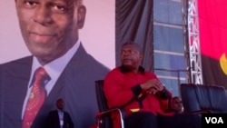 João Lourenço (de vermelho) e José Eduardo dos Santos (cartaz).