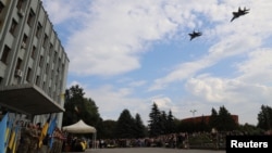 Aviones de combate vuelan durante el funeral del piloto de combate militar ucraniano Oleksiy Mes, quien murió en una misión de combate el lunes 26 de agosto, en medio del ataque de Rusia a Ucrania, esta imagen publicada el 29 de agosto de 2024.
