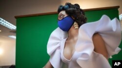 Luiseth Materan, participante del concurso de belleza del estado de Miranda, luce un tapabocas a su llegada a los estudios en Caracas, Venezuela, el 18 de septiembre 2020.