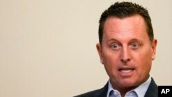 ARCHIVO - El hoy enviado del presidente estadounidense Donald Trump, Richard Grenell, habla durante una ceremonia en Belgrado, Serbia, el 25 de octubre de 2023.