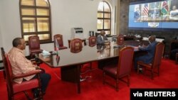 El presidente de Kenia, Uhuru Kenyatta, atestigua el lanzamiento virtual de las negociaciones del Tratado de Libre Comercio entre Kenia y EE.UU. en la Casa del Estado en Nairobi. 8 de julio de 2020. Cortesía presidencia de Kenia.