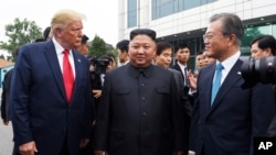 2019年6月30日美国总统特朗普与朝鲜领导人金正恩和韩国总统文在寅在板门店停战村见面。