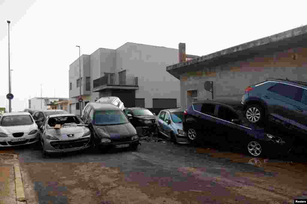 Carros apilados como si se trataran de fichas de dominó, hacen parte del panorama en las calles de Guadassuar, en la región de Valencia, España. Las escenas inéditas para muchos, muestran la gravedad del fenómeno natural.