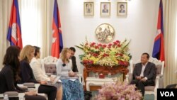 លោកស្រី រ៉ូណា ស្មីត (Rhona Smith) អ្នករាយការណ៍ពិសេសអង្គការសហប្រជាជាតិស្តីពីបញ្ហាសិទ្ធិមនុស្សនៅកម្ពុជា ជួបជាមួយលោកប៉ា សុជាតិវង្ស អភិបាលរាជធានីភ្នំពេញ ក្នុងឱកាសទស្សនកិច្ចនៅកម្ពុជាជាលើកទី៣ នៅថ្ងៃអង្គារ ទី១១ ខែតុលា ឆ្នាំ២០១៦ នៅរាជធានីភ្នំពេញ។