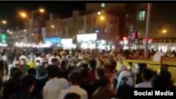 در خیابان نادری و برخی نقاط دیگر شهر اهواز مردم در حمایت از مردم خرمشهر تجمع کردند. 