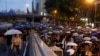 资料照片：成千上万的香港民众2019年8月18日冒雨参加反送中游行（路透社）