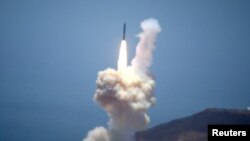 美国弹道导弹防御系统的地基中段防御系统部分从加州范登堡空军基地发射升空。（2017年5月30日）