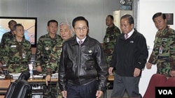 Presiden Korea Selatan Lee Myung-bak (tengah) tiba bersama Menteri Pertahanan Kim Tae-young (kedua dari kanan) di Seoul, untuk membahas tanggapan terhadap serangan artileri Korea Utara.