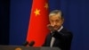 El portavoz del Ministerio de Relaciones Exteriores, Wang Wenbin, hace un gesto para responder preguntas durante la sesión informativa diaria en Beijing, el 23 de julio de 2020.