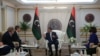 Le secrétaire d'État adjoint américain par intérim, Joey Hood, rencontre le premier ministre libyen, Abdulhamid Dbeibeh, et la ministre libyenne des affaires étrangères, Najla el-Mangoush, à Tripoli, en Libye, le 18 mai 2021.
