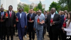 Rais wa Afrika Kusini Cyril Ramaphosa, waziri mkuu wa Misri Mustafa Madbuly, Rais wa Comoros Azali Assoumani, Rais wa Senegal Macky Sall na Rais wa Zambia Hakainde Hichilema, wahudhuria hafla ya kumbukumbu ya mauaji katika kijiji cha Bucha, nchini Ukraine, Juni 16, 2023.