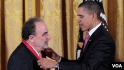 Obama le puso la medalla a González, además de al resto de galardonados, en el la Sala Este de la Casa Blanca.