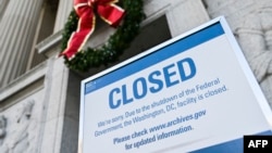 Sebuah tanda dipampangkan di gedung Arsip Nasional yang berbunyi gedung tersebut ditutup karena tidak beroperasinya pemerintahan AS di Washington, D.C. tanggal 22 Desember 2018 (foto: Andrew Caballero-Reynolds/AFP)