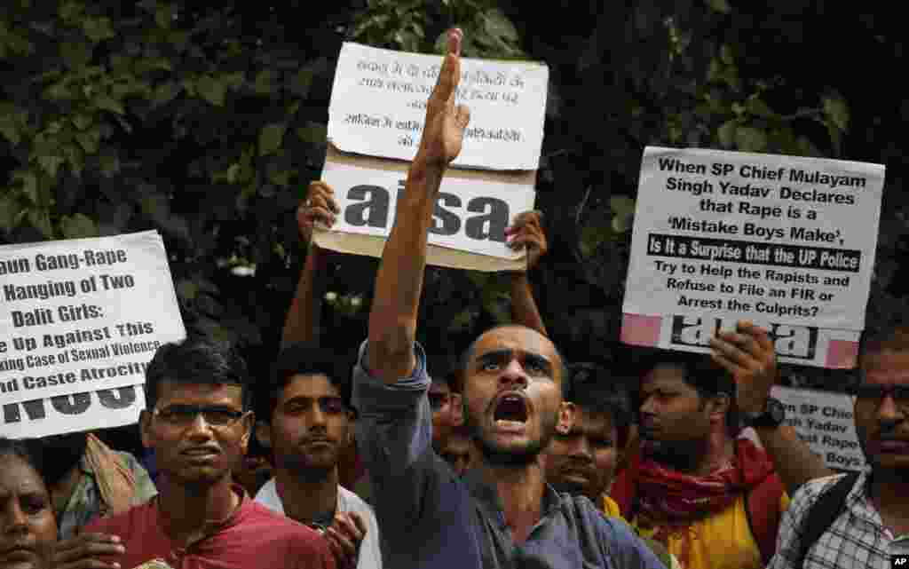 Anggota Persatuan Mahasiswa Universitas Jawaharlal Nehru meneriakkan slogan-slogan dalam sebuah protes terhadap geng perkosaan atas dua gadis remaja di desa Katra, di luar balai kenegaraan negara bagian Uttar Pradesh, di New Delhi, India. 