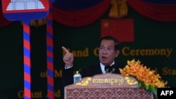 រូបឯកសារ៖ លោកនាយករដ្ឋមន្ត្រី ហ៊ុន សែន ថ្លែងក្នុងអំឡុងពិធីប្រគល់-ទទួល«ពហុកីឡដ្ឋានមរតកតេជោ» ដែលជាជំនួយឥតសំណងរបស់ចិន នៅរាជធានីភ្នំពេញ កាលពីថ្ងៃទី ១២ ខែកញ្ញា ឆ្នាំ ២០២១។