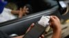 Una máquina imprime un comprobante en una estación de servicio de una compañía petrolera estatal en Caracas, Venezuela, el martes 2 de junio de 2020. [Foto: AP]