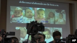 ສື່ມວນຊົນ ເຂົ້າຮ່ວມການຖະແຫຼງຂ່າວ ທີ່ຕຳຫຼວດໄທ ສະແດງຮູບພາບທາງໂປຣເຈັກເຕີ ຂອງບັນດາເດັກນ້ອຍທີ່ຖືກເກີດຈາກການຮັບຈ້າງຖືພາ ທີ່ເກີດຈາກຜູ້ຊາຍຍີ່ປຸ່ນ ຜູ້ທີ່ຢູ່ລະຫວ່າງເລື້ອງນອງນັນອັບປະຍົດຂອງການຮັບຈ້າງຖືພາແທນ ໃນການຖະແຫຼງຂ່າວ ຢູ່ຫ້ອງການໃຫຍ່ຕໍາຫຼວດ ໃນ ຊົນບູຣີ, ປະເທດໄທ, ວັນທີ 12 ສິງຫາ 2014.