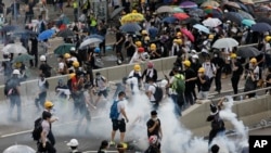 香港警方和抗议逃犯引渡条例的市民发生冲突（2019年6月12日）